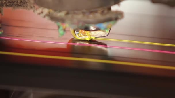 Maalaus kone tekee keltaisia viivoja kuminauhalla
 - Materiaali, video