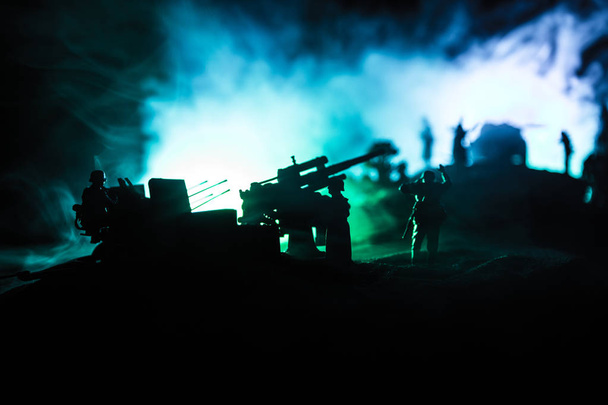 Concept de guerre. Silhouettes militaires scène de combat sur fond de brouillard de guerre ciel, - Photo, image