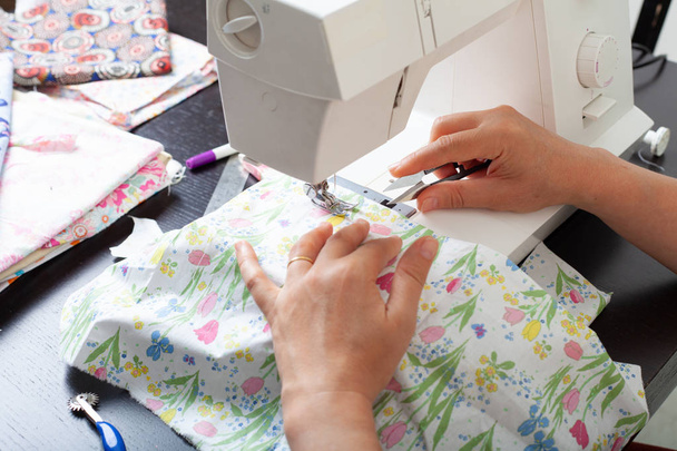 Dressmaker en el trabajo, patrones de construcción, manos, modelado, medición, máquina de coser
 - Foto, Imagen