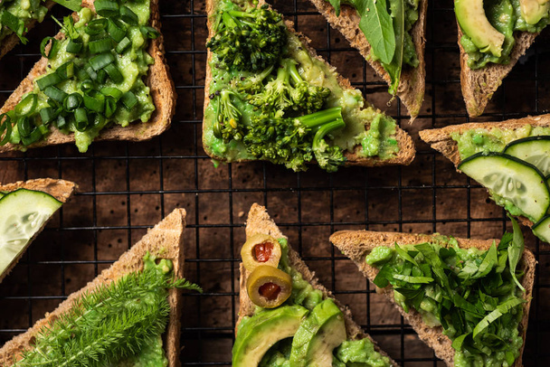 Vegetariánské sendviče s guacamolem a zeleninou - Fotografie, Obrázek