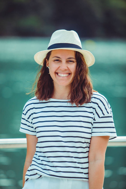 женский портрет в шляпе в белой шляпе
 - Фото, изображение