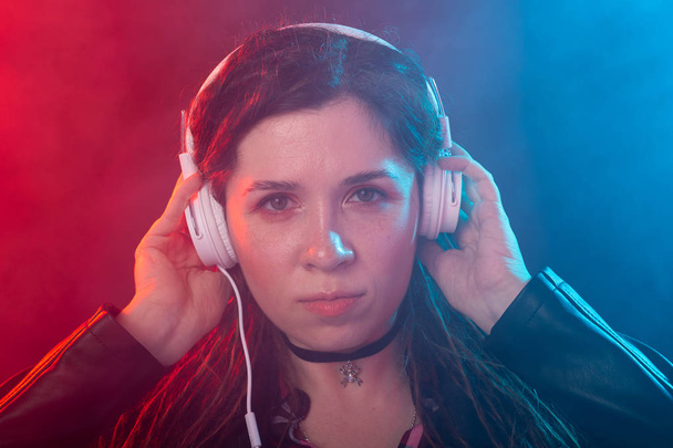 Godere, melomano e concetto di persone - giovane donna con dreadlocks ascoltare la musica, ritratto sullo sfondo scuro
 - Foto, immagini