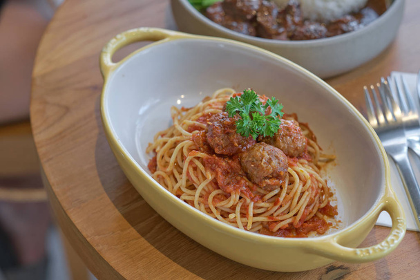 Masové kuličky podávané nad italskými špagetovými těstoviny s rajčatovou omáčkou - Fotografie, Obrázek