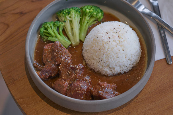 Яловичина тушкована в соєвому соусі з рисом. Приготовлене м'ясо яловичини в азіатській ст
 - Фото, зображення