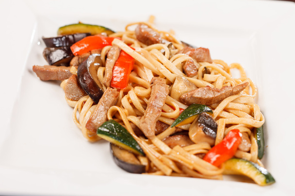 Noodle with beef and vegetables - Foto, Imagen