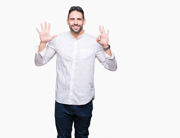 Giovane uomo d'affari su sfondo isolato mostrando e indicando con le dita numero otto sorridendo fiducioso e felice
. - Foto, immagini