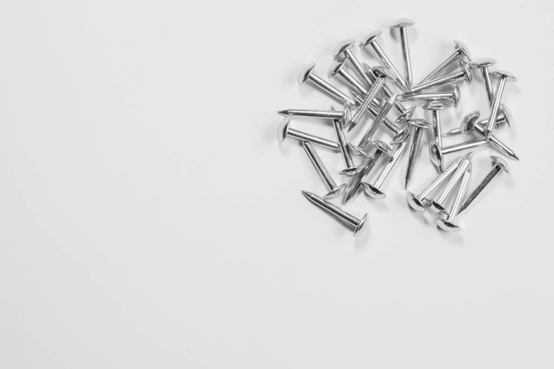 Металлические ногти изолированы на белом фоне. рабочие инструменты
 - Фото, изображение