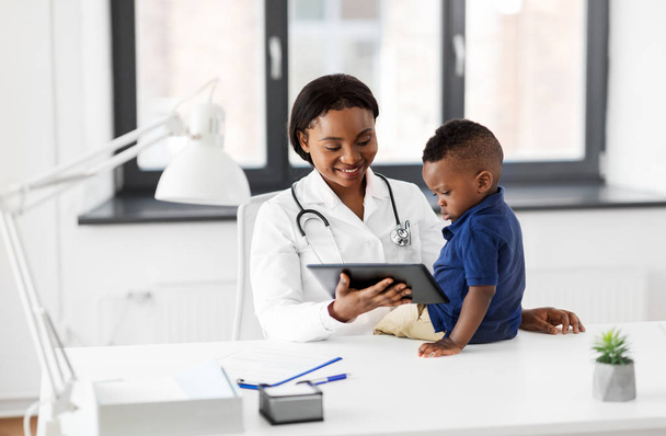 Arzt zeigt Baby-Patientin in Klinik Tablet-PC - Foto, Bild