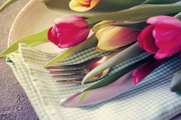 Festliche Tischdekoration mit Tulpen zum Geburtstag, Muttertag oder für einen anderen Feiertag. - Foto, Bild