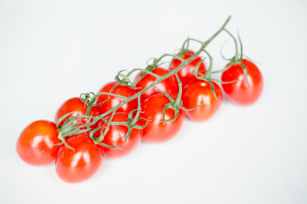 rode tomaten geïsoleerd op witte achtergrond - Foto, afbeelding