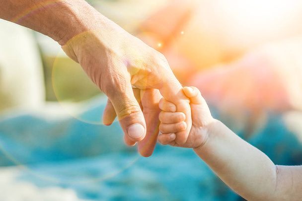 gyönyörű kéz a szülő és a gyermek a tenger mellett - Fotó, kép