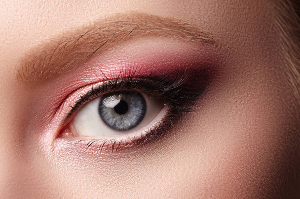 Nahaufnahme Makro von Frauengesicht mit Augen Make-up. Mode zelebriert Make-up, glühend saubere Haut. Sommer rosa Lidschatten - Foto, Bild