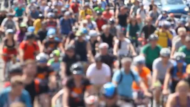 Grupa rowerzystów jeżdżących po drodze w blured - Materiał filmowy, wideo