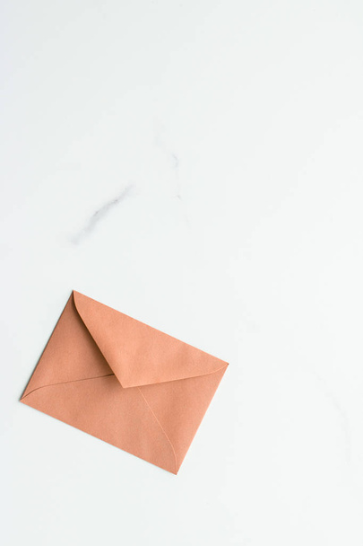 Пустые бумажные конверты на мраморном фоне, праздничная почта
 - Фото, изображение