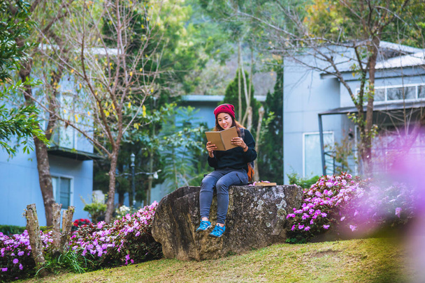 nainen matkustaa luonto kukka puutarhassa. Rentoudu istuen kivillä ja lukien kirjoja keskellä luontoa Doi Inthanonissa.
. - Valokuva, kuva