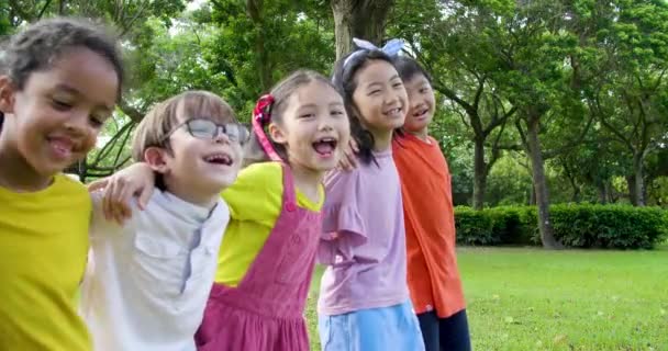Grupo multiétnico de escolares que se ríen y abrazan
 - Imágenes, Vídeo