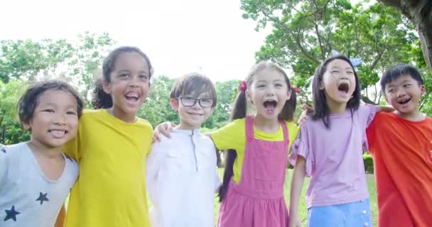 Grupo multi-étnico de crianças em idade escolar rindo e abraçando
 - Filmagem, Vídeo