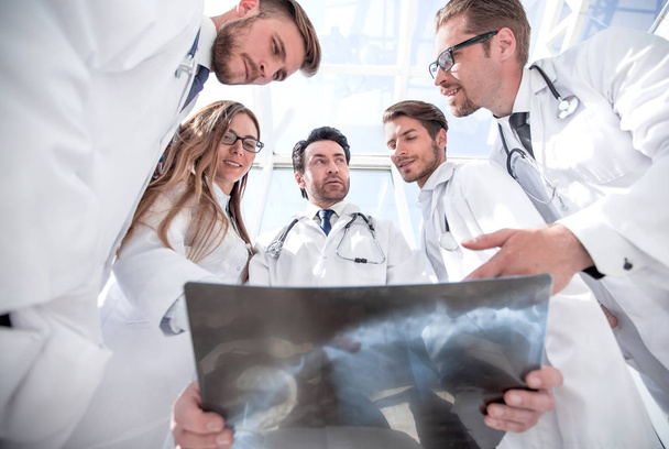 doctors colleagues look at the x-ray of the patient - Foto, Imagen