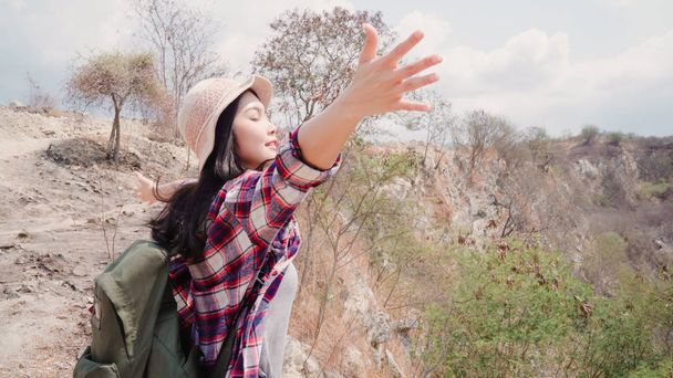 Пешеходный азиатский турист женщина ходьба на вершину горы, женщина наслаждаться своим отдыхом в походе приключение чувство свободы. Женщины в стиле жизни путешествуют и отдыхают в свободное время
. - Фото, изображение