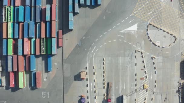 港の多くの貨物コンテナのトップビュー - 映像、動画