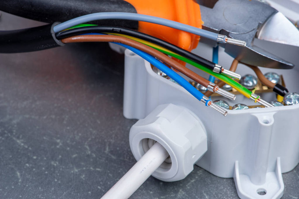 Gestripte kabels gebruikt in elektrische thuis installatie - Foto, afbeelding