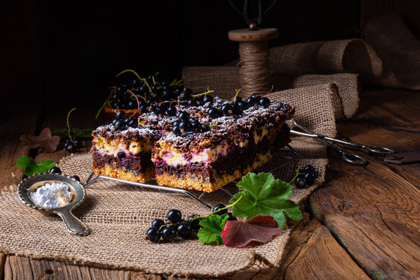 Polish cake from tin with fruit and sprinkles - Photo, image