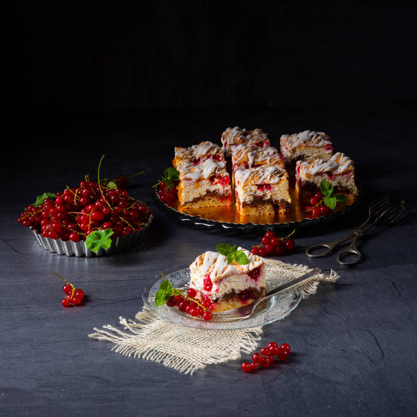 Cheese cake with meringue and red currants - Zdjęcie, obraz