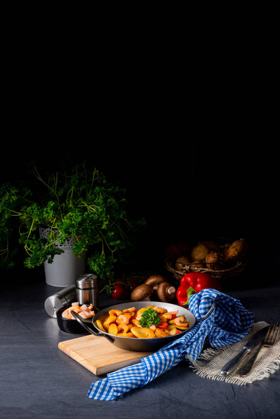a delicious fried potato and shrimp pan - Valokuva, kuva