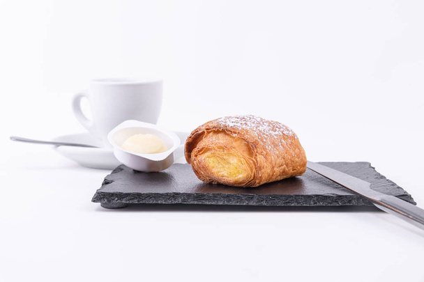 Petit déjeuner de café et un rouleau de pâte feuilletée fraîchement cuit au beurre
 - Photo, image