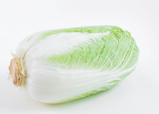 Φρέσκο κινέζικο λάχανο σε λευκό φόντο. Θέμα υγιεινού τρόπου ζωής - Φωτογραφία, εικόνα