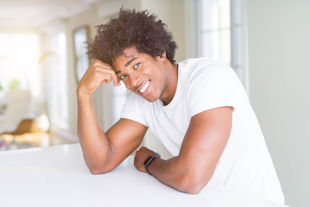 Knappe Afro-Amerikaanse gelukkig man die lacht zelfverzekerd - Foto, afbeelding