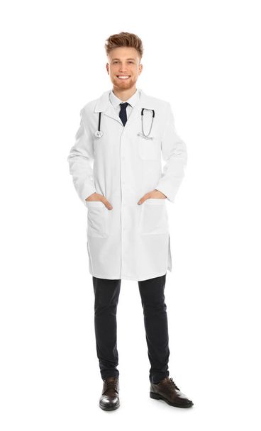 Ganzkörperporträt des Arztes mit Stethoskop isoliert auf weiß - Foto, Bild