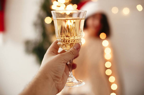 Homem brindar com taça de champanhe para menina feliz em santa chapéu sagacidade
 - Foto, Imagem