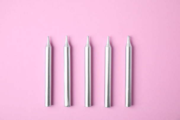 Silver birthday candles on pink background, top view - Foto, Imagem