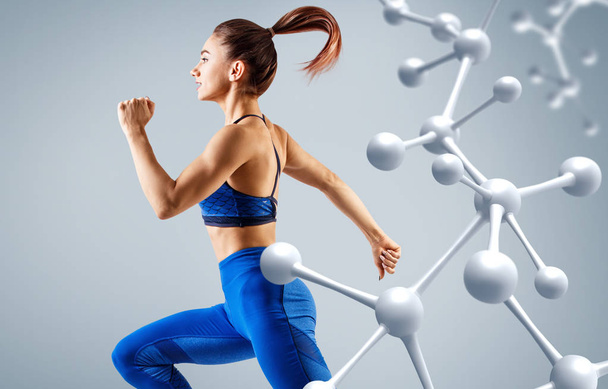 スポーティな若い女性が走り、分子構造の近くをジャンプ. - 写真・画像