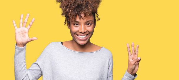 Krásná mladá africká americká žena izolované pozadí zobrazení a ukázal prsty číslo osm, zatímco s úsměvem a spokojené. - Fotografie, Obrázek
