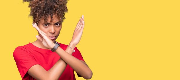 Belle jeune femme afro-américaine sur fond isolé Expression de rejet croisant les bras faisant signe négatif, visage en colère
 - Photo, image
