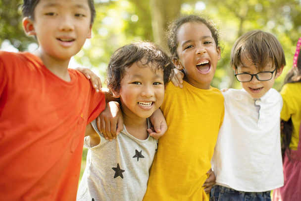 Multi-etnische groep van schoolkinderen lachen en omarmen - Foto, afbeelding