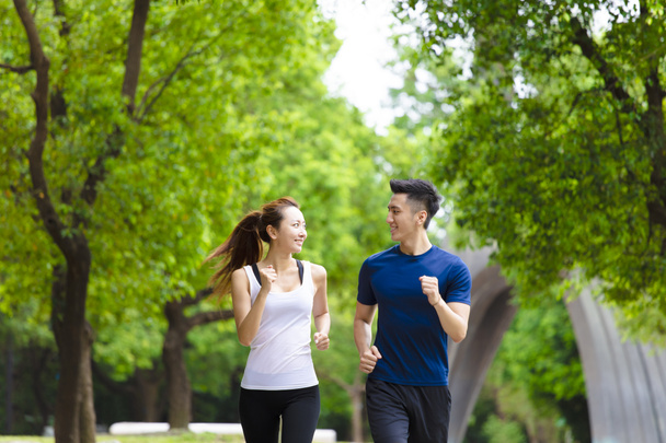 heureux jeune couple jogging et courir dans le parc
 - Photo, image
