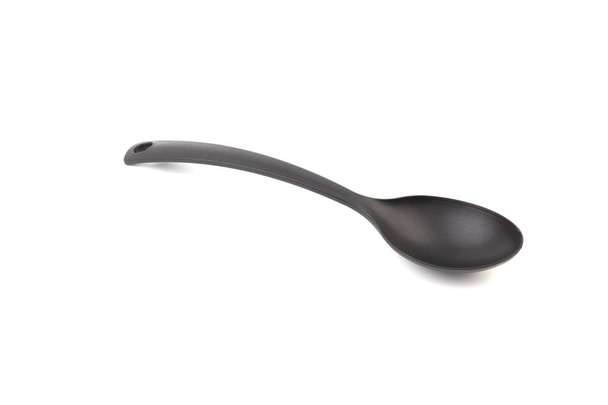 Cuchara de cocina negra utensilios o utensilios de cocina primer plano aislado sobre fondo blanco
 - Foto, imagen