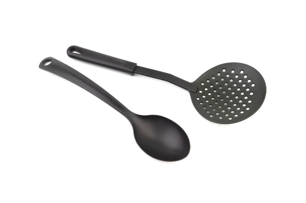 Espátula de cocina negra y utensilios de cuchara o utensilios de cocina de primer plano aislados sobre fondo blanco
 - Foto, Imagen