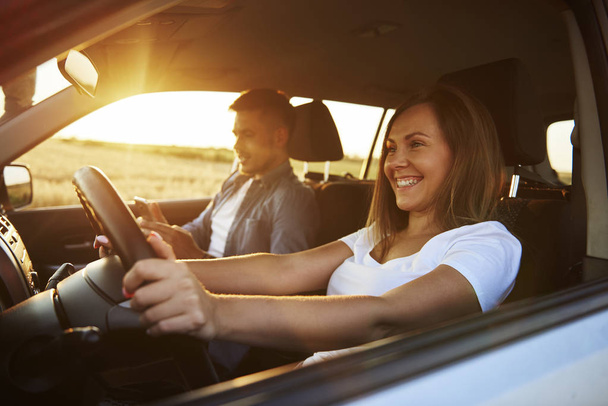 Mujer sonriente conduciendo un coche
  - Foto, imagen