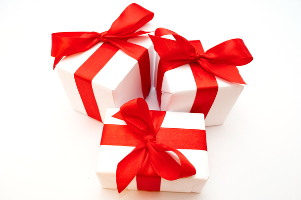 Valentines boîtes-cadeaux attachées avec un ruban de satin rouge arc
 - Photo, image
