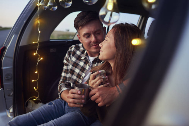 Romantická scéna mladého páru v autě - Fotografie, Obrázek