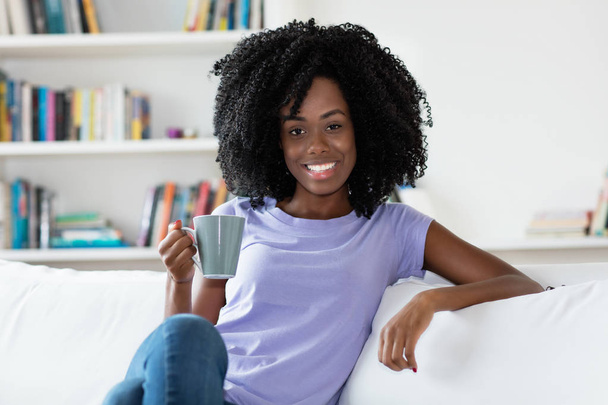 Femme afro-américaine se détendre avec une tasse de café
 - Photo, image