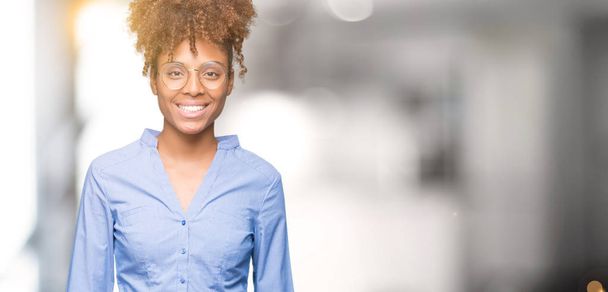 schöne junge afrikanisch-amerikanische Geschäftsfrau mit isoliertem Hintergrund und einem fröhlichen und kühlen Lächeln im Gesicht. Glück gehabt. - Foto, Bild