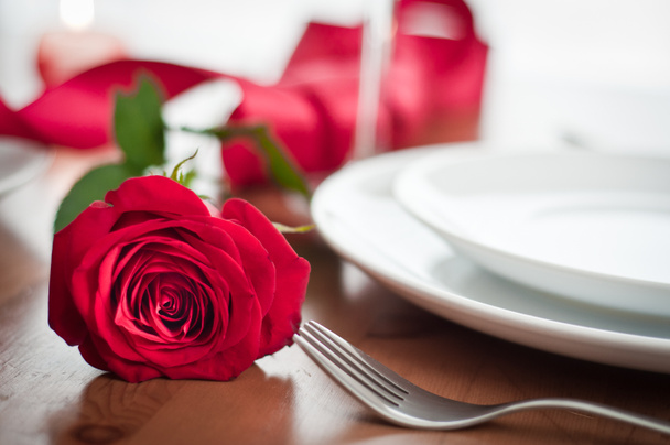 バラとシャンパンのグラスでロマンチックな夕食の設定 - 写真・画像