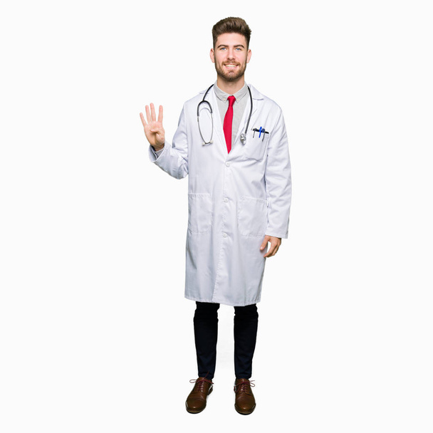 指で上向きの表示と医療のコートを着ている若いハンサムな医者男性数は自信を持って、幸せな笑みを浮かべている間 4. - 写真・画像