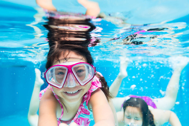 Girl swimming underwater - Foto, immagini
