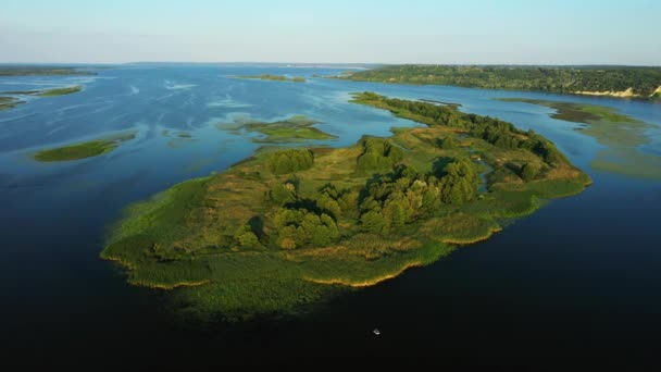 Vol de la caméra au-dessus de la rivière au milieu de laquelle l'île passe
 - Séquence, vidéo